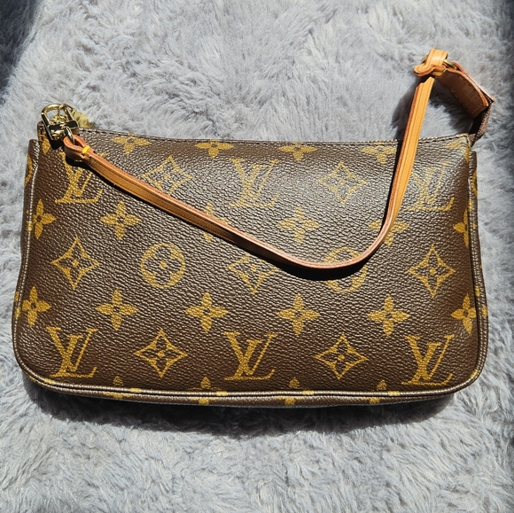 Authentic Louis Vuitton Pochette Accessoire Monogram- Excellent Condition - Picture 11 of 16